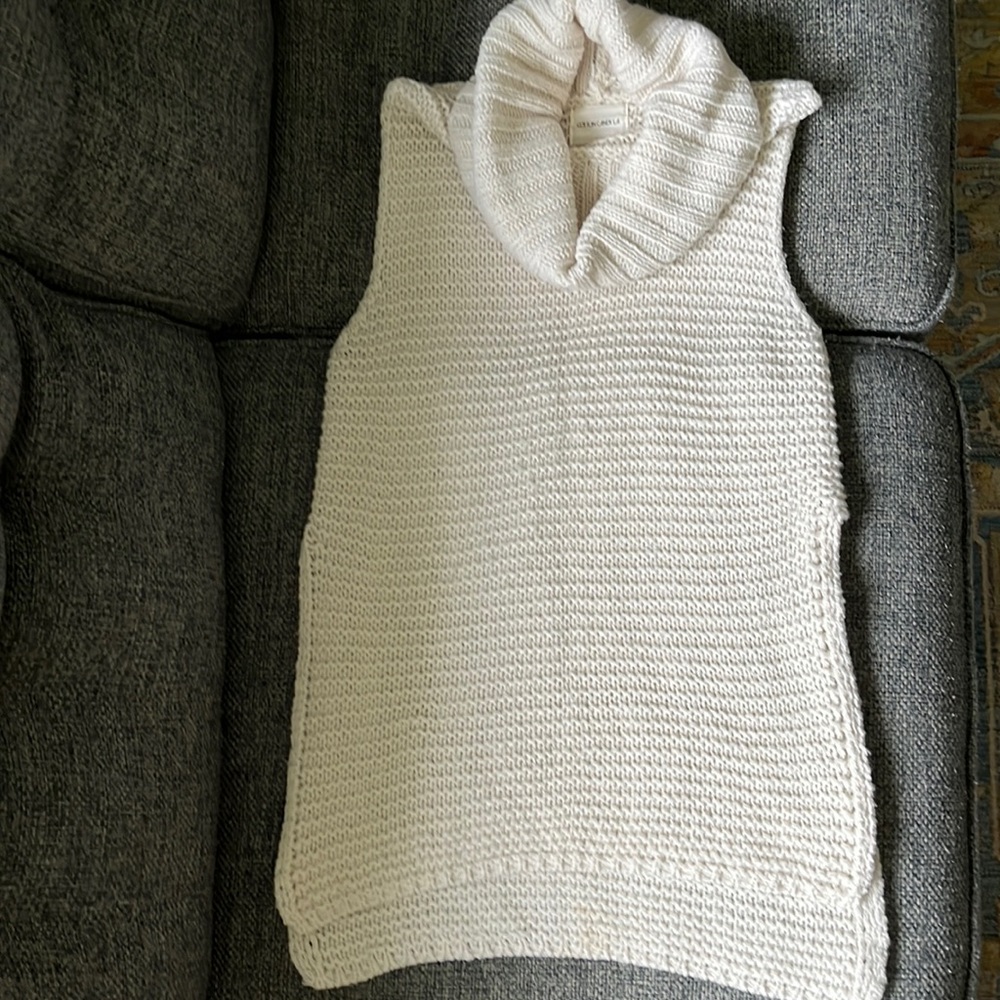 Women’s sleeveless turtleneck tunic. Size S/M.